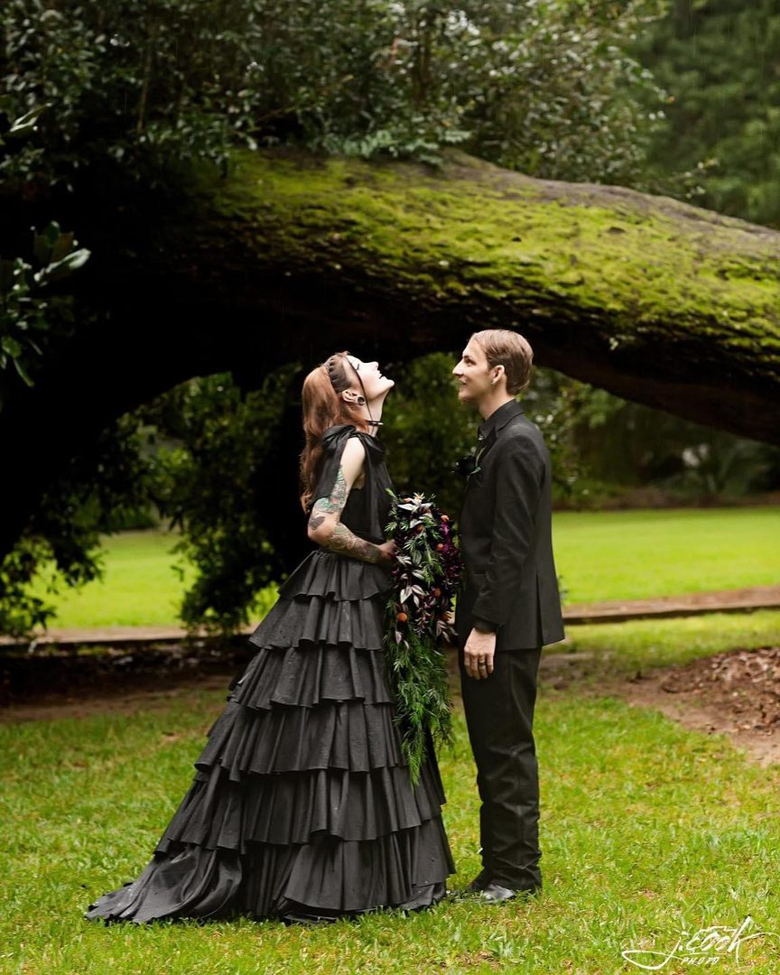 Gothic wedding couple, black dress, green moss.